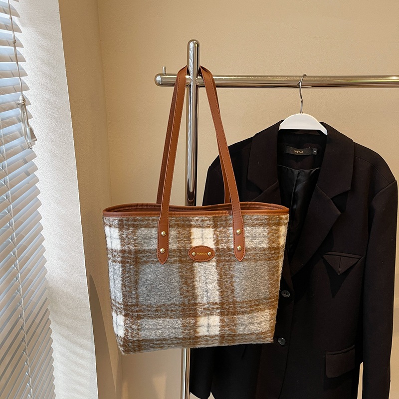 Personalidad de la tendencia de gran capacidad extranjera de transporte 2024 nueva moda de lana cuadrada de hombro bolso de mano bolso de mujer