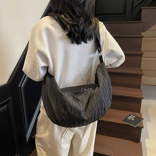 大容量韩版慵懒风单肩斜挎包休闲百搭饺子包文艺范儿潮流胸包女包