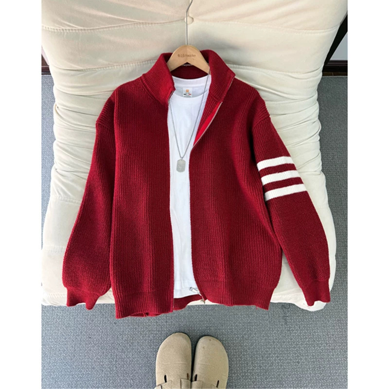 Men's burgundy zip-up sweater, a casual knit jacket with three stripes, perfect for autumn and winter, in an American style