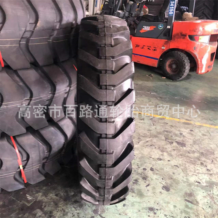 批发平地机轮胎1300-24人字花纹G2/L2真空轮胎加厚耐磨