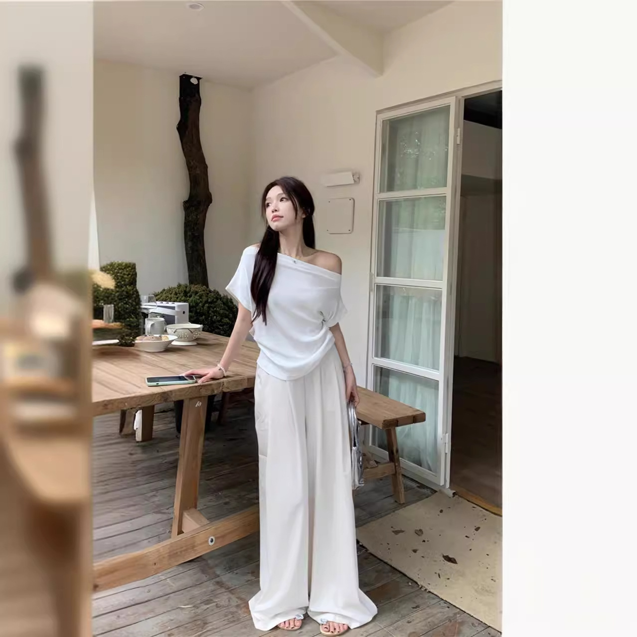 Top estilo americano con hombros descubiertos y diseño moderno, ropa de mujer, verano 24, estilo informal, corto, asimétrico, camiseta de manga corta