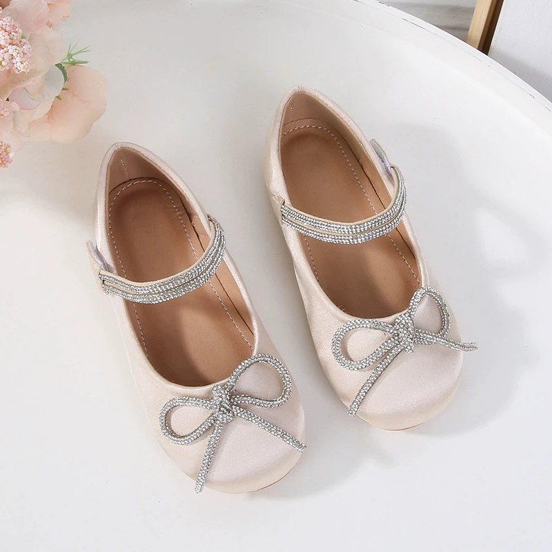 Маленькие кожаные туфли для девочек весна и осень 2025 новая блестящая бантик Принцесса обувь нескользящая мягкая подошва маленькая принцесса одиночная обувь