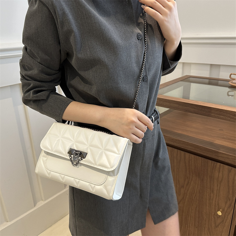 Popular bolso bordado de color sólido nuevo estilo de moda transfronteriza retro cadena mochila simple bolsa de hombro de mujer