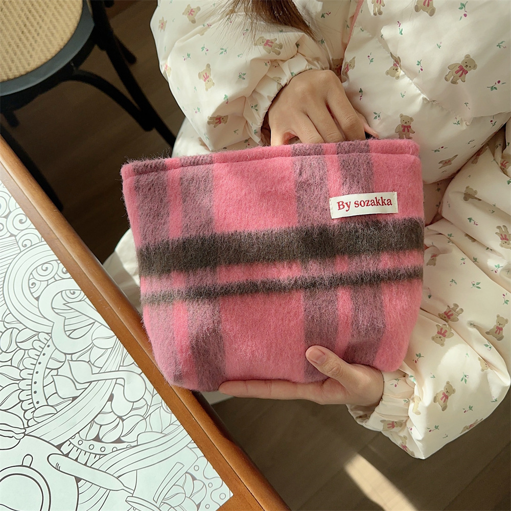 The 311023 ins Korean style checkered retro simple large-capacity woolen makeup bag is paired with a pocket purse undefined