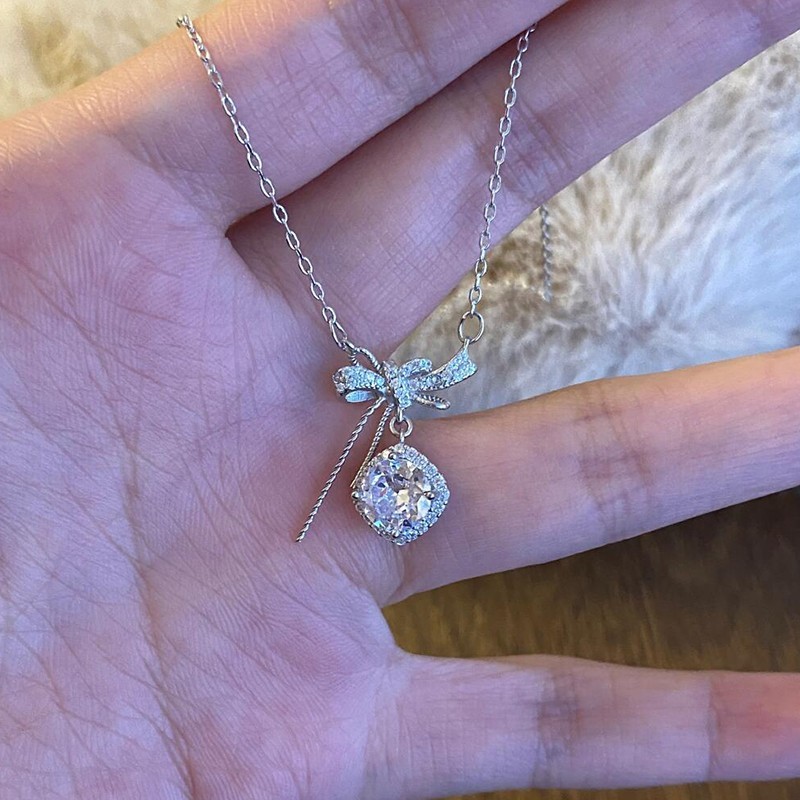 Sugar Cube White Diamond Bow Necklace 2026 New Women's Light Luxury Pink Diamond Titanium Steel Non-Fading Jewelry Clavicle Chain Customization Sugar Cube White Diamond Bow Necklace 2026 New Women's Light Luxury Pink Diamond Titanium Steel Non-Fading Jewelry Clavicle Chain Customization