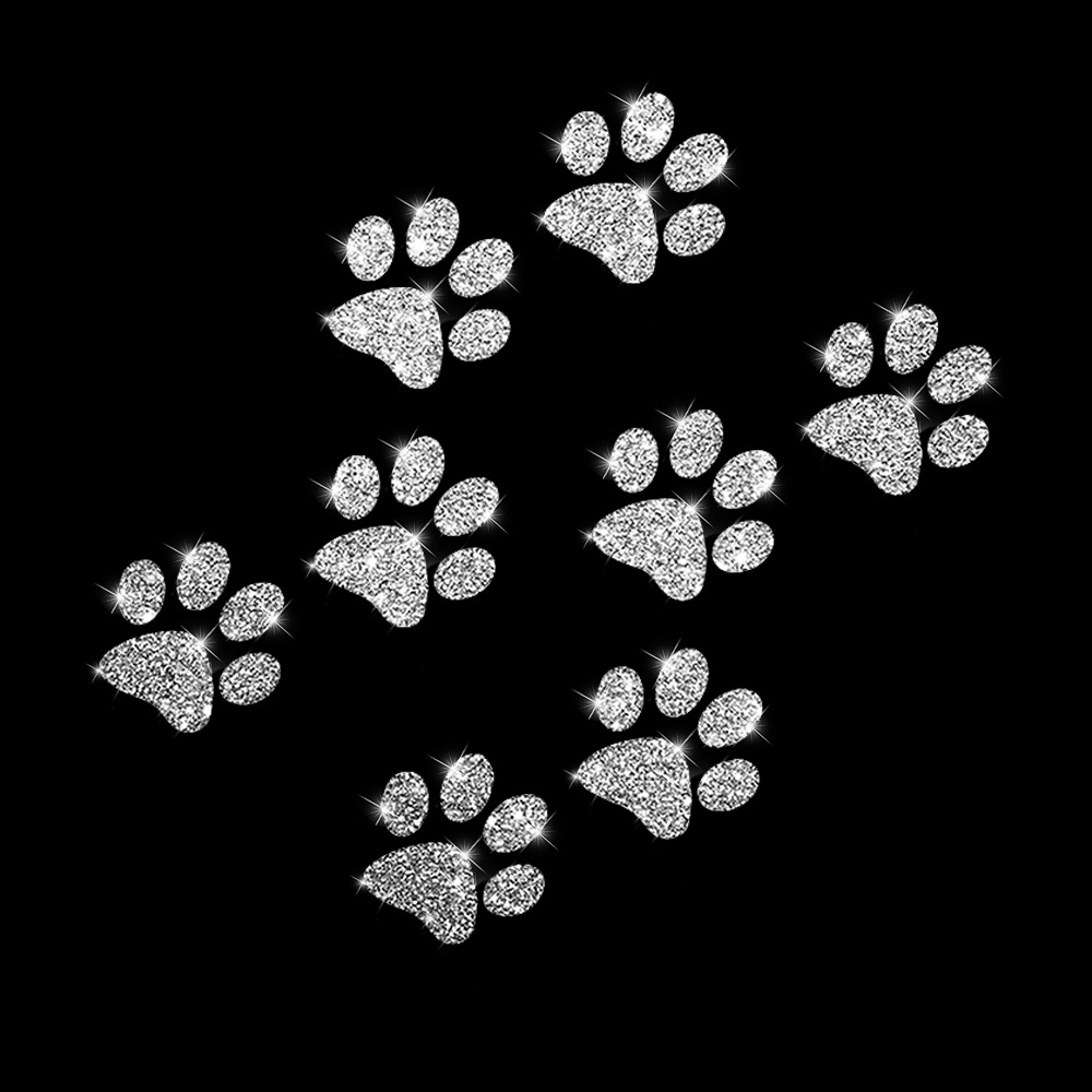 8개의 개 발은 은색입니다.