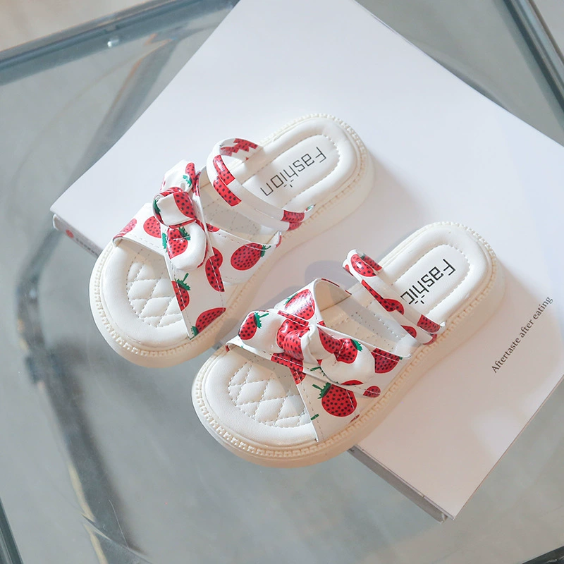 Сандалии и тапочки для девочек 2023 летние новые универсальные тапочки в сказочном стиле с клубникой Пляжная обувь принцессы для девочек