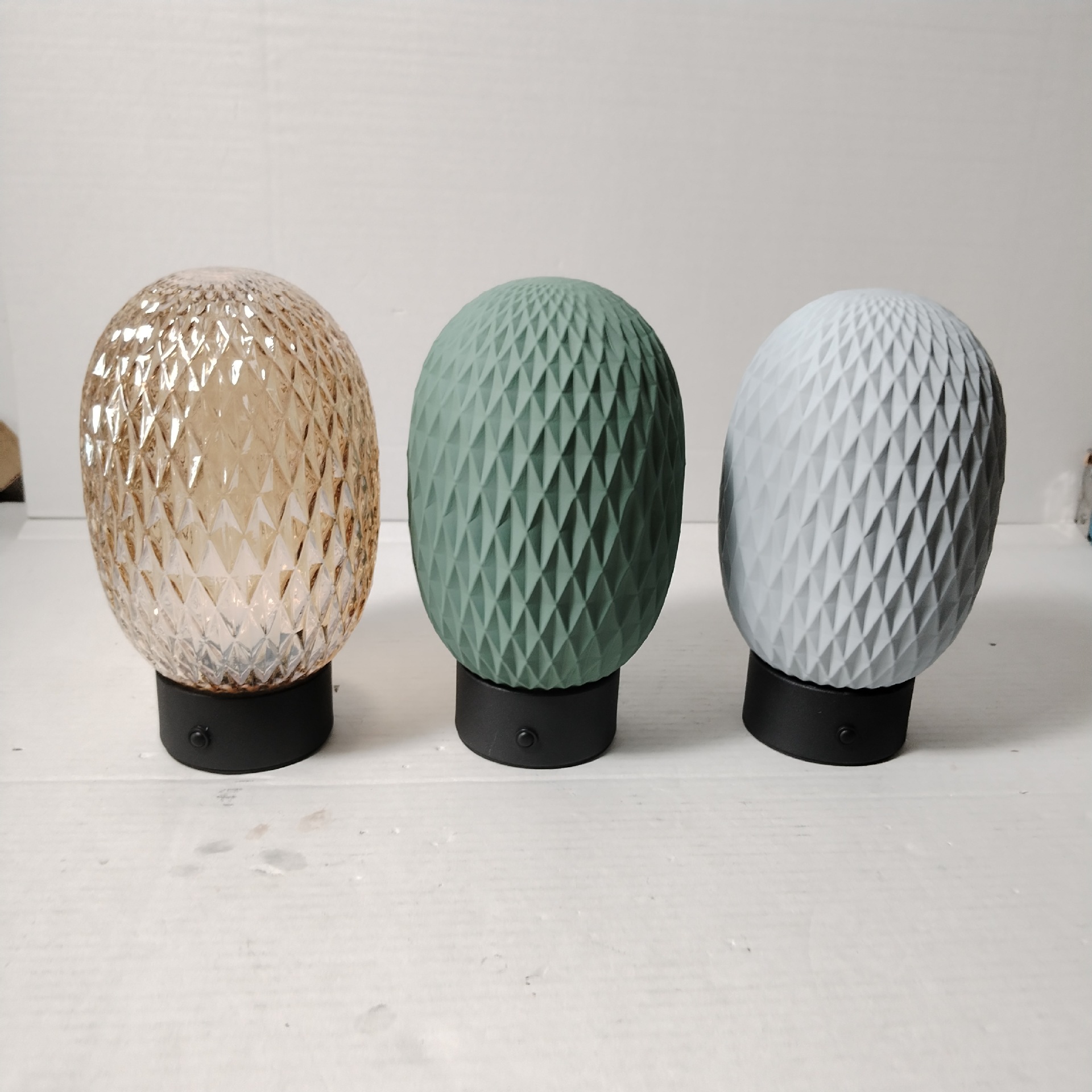 Huevo de dinosaurio lámpara de escritorio de vidrio rayado en forma de diamante