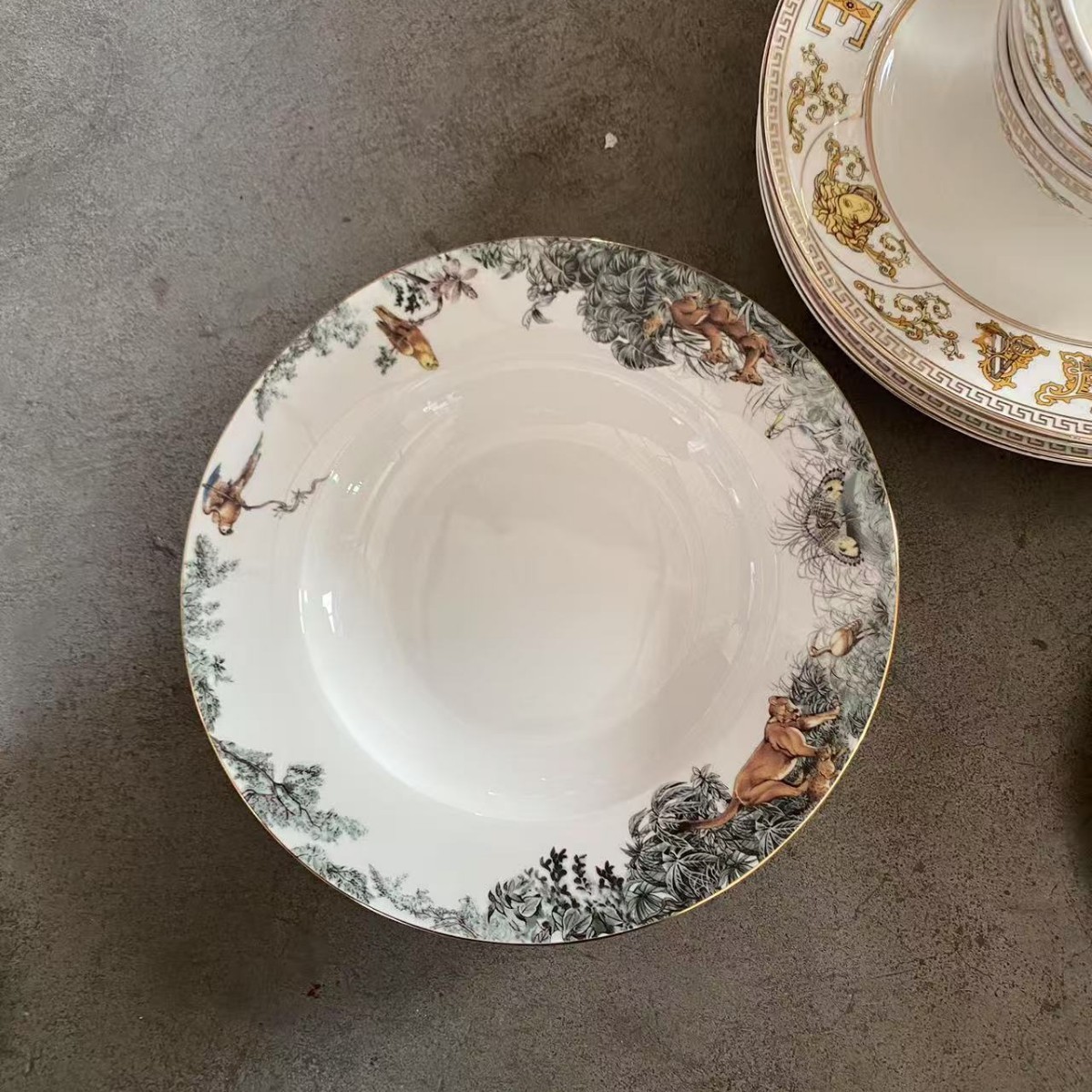 Lujo ligero de estilo europeo, porcelana de hueso de la selva ecuatorial, taza de café, platillo, taza de té de la tarde, juego de caja de regalo, regalo de boda de cumpleaños