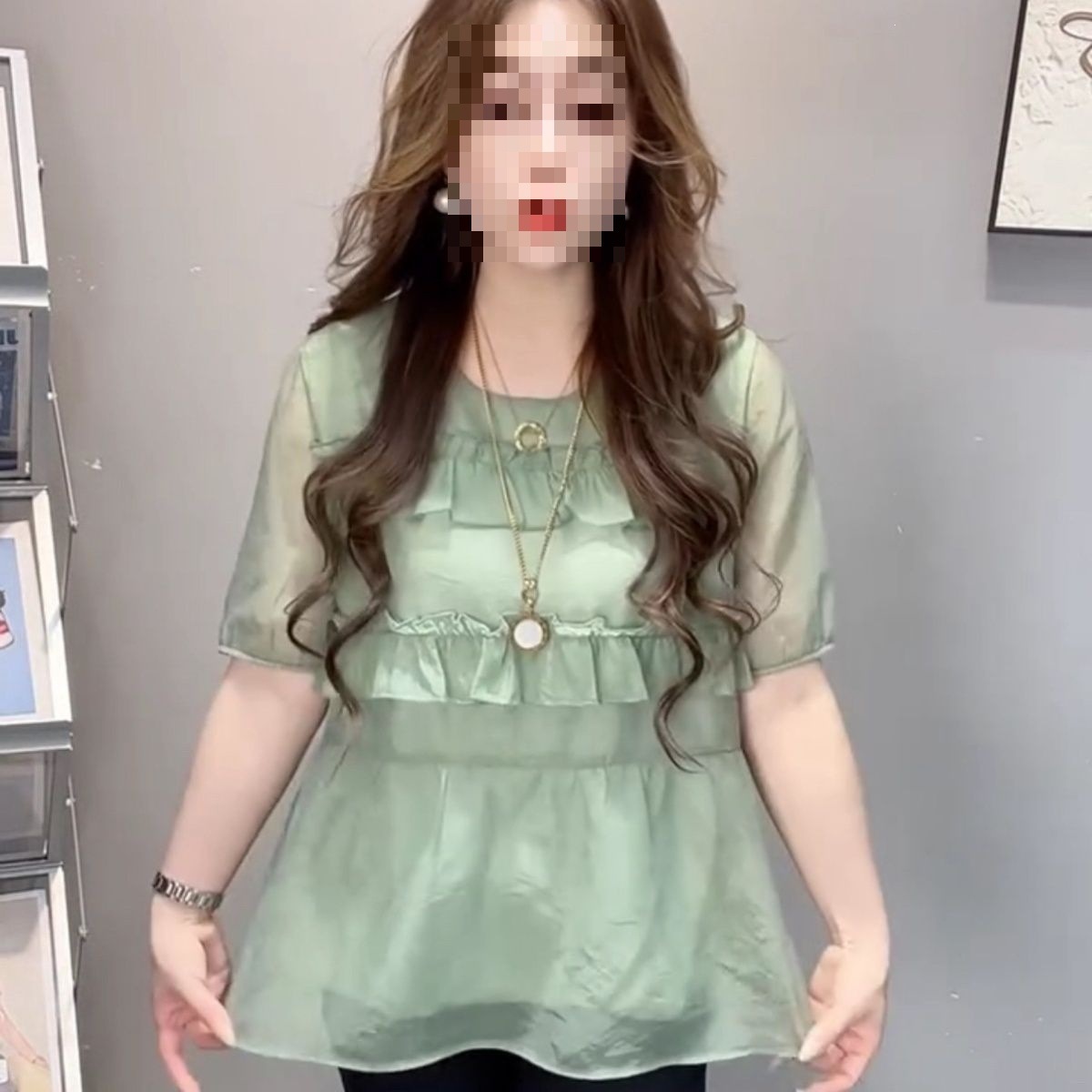 This fresh and stylish short-sleeved chiffon blouse with ruffled hem is perfect for summer. It features a Korean-style design, is chic and flattering, and is easy to match.