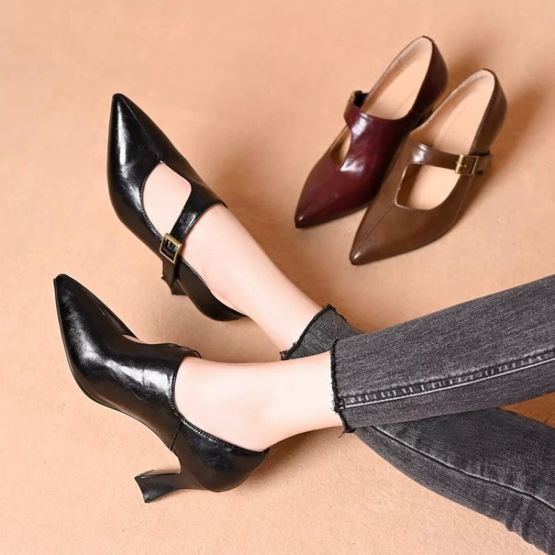 Британские кожаные черные туфли на плоской подошве с глубоким вырезом, элегантные женские туфли из натуральной кожи с острым носком и высокими каблуками, новинка лета 2025 года.