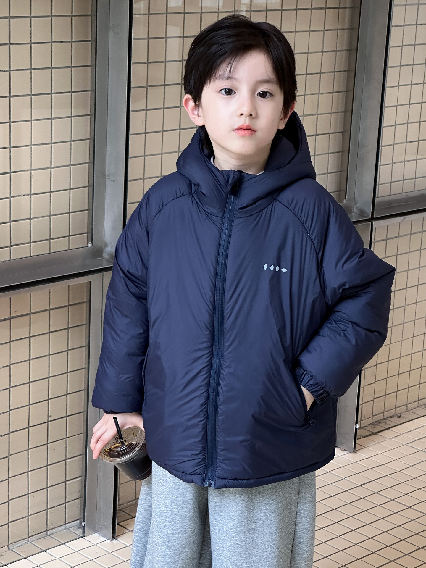 McCarthy ropa infantil de algodón para niños 2025 invierno nuevo estilo coreano de moda para niños de tamaño medio y grande abrigo de algodón caliente