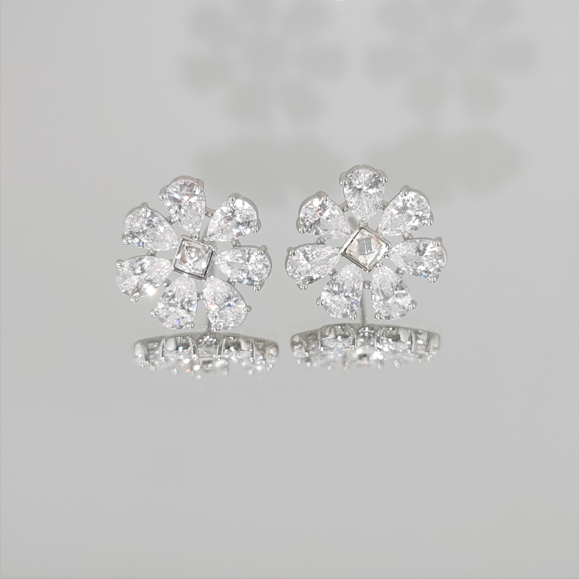 Pendientes de Aleación de Cobre con Baño Electrolítico Blanco de Xuping Jewelry, Diseño Versátil de Lujo Ligero, Venta al por Mayor
