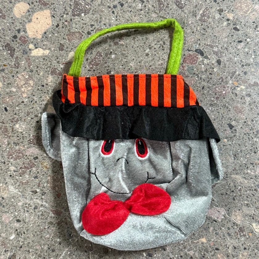 Bolso de mano redondo con capucha vampiro