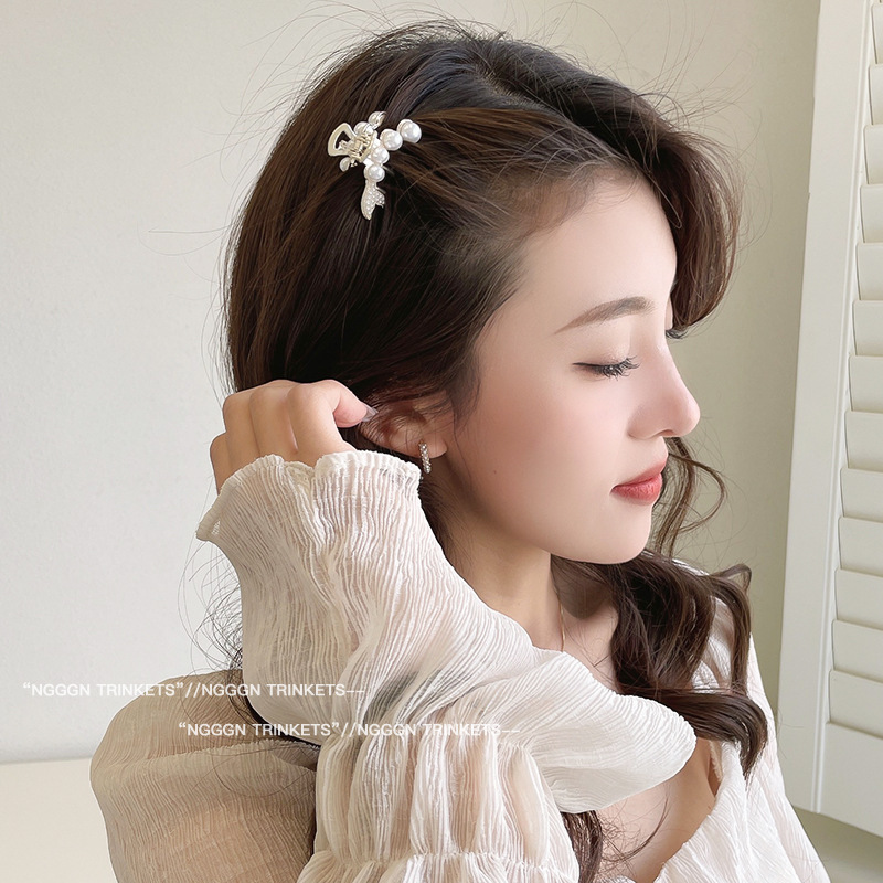 Exquisito clip pequeño clip de flequillo lateral de diamantes de imitación de perlas femeninas nuevo mini clip de tiburón de medio lazo horquilla tocado
