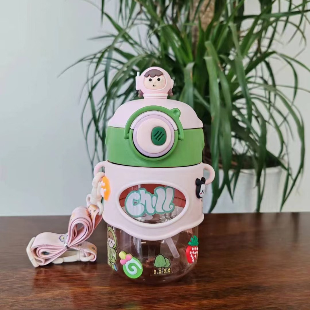 Taza de agua de plástico para niños con diseño planetas y astronautas, taza con pajita de dibujos animados de alto valor facial, venta directa de fábrica en línea.