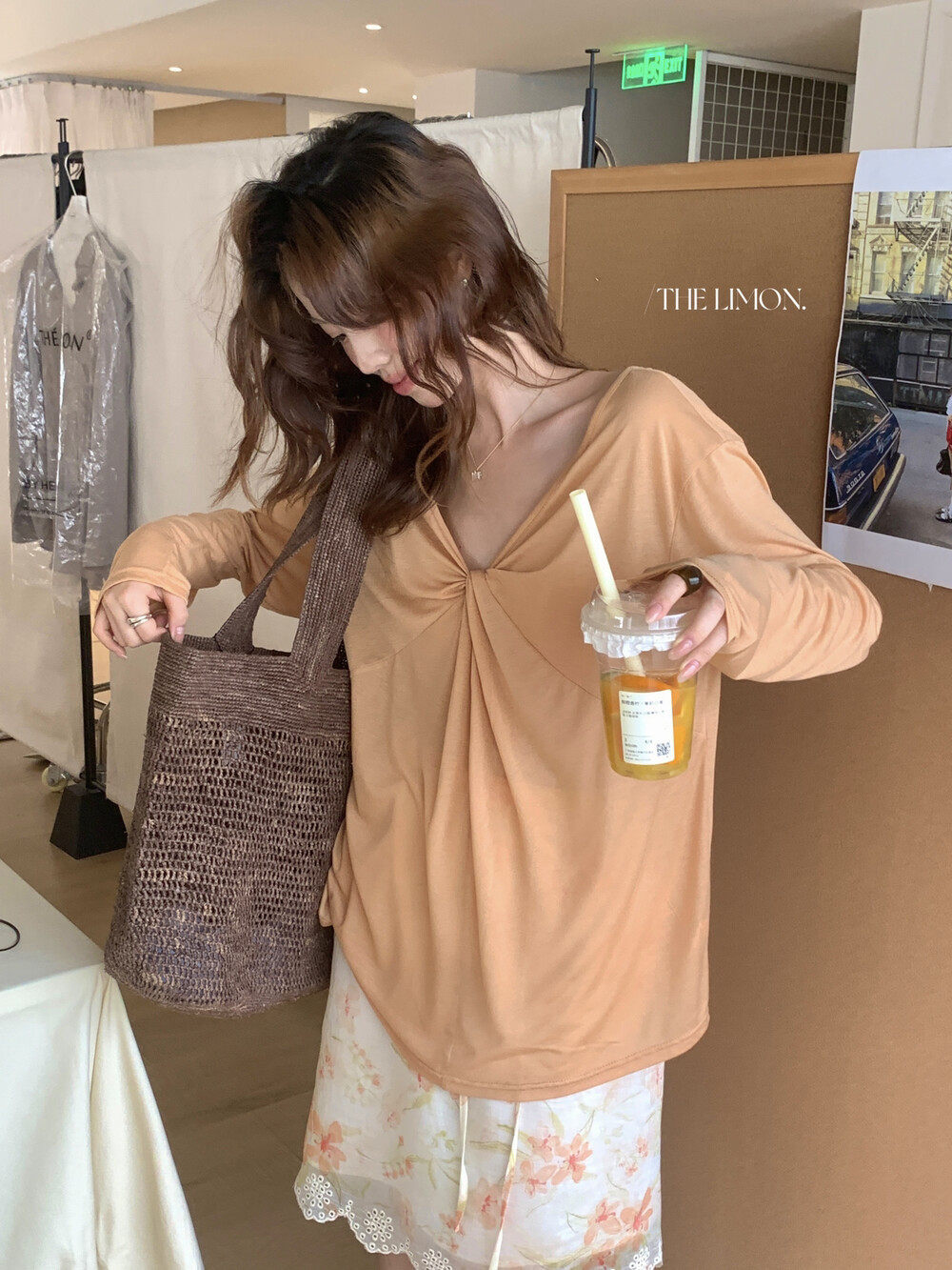 Áo thun nữ tay dài cổ V thiết kế xoắn nút, mặc hai kiểu, chống nắng, form rộng suông — màu hồng, màu cam, màu trắng, xanh lá cây chi tiết 32