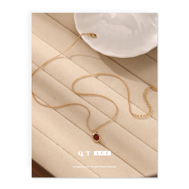 Elegante colgante de ágata rojo para mujeres simple estilo retro otoño y invierno estilo de calidad cadena de clavícula ligera lujoso nicho sentido de alta calidad