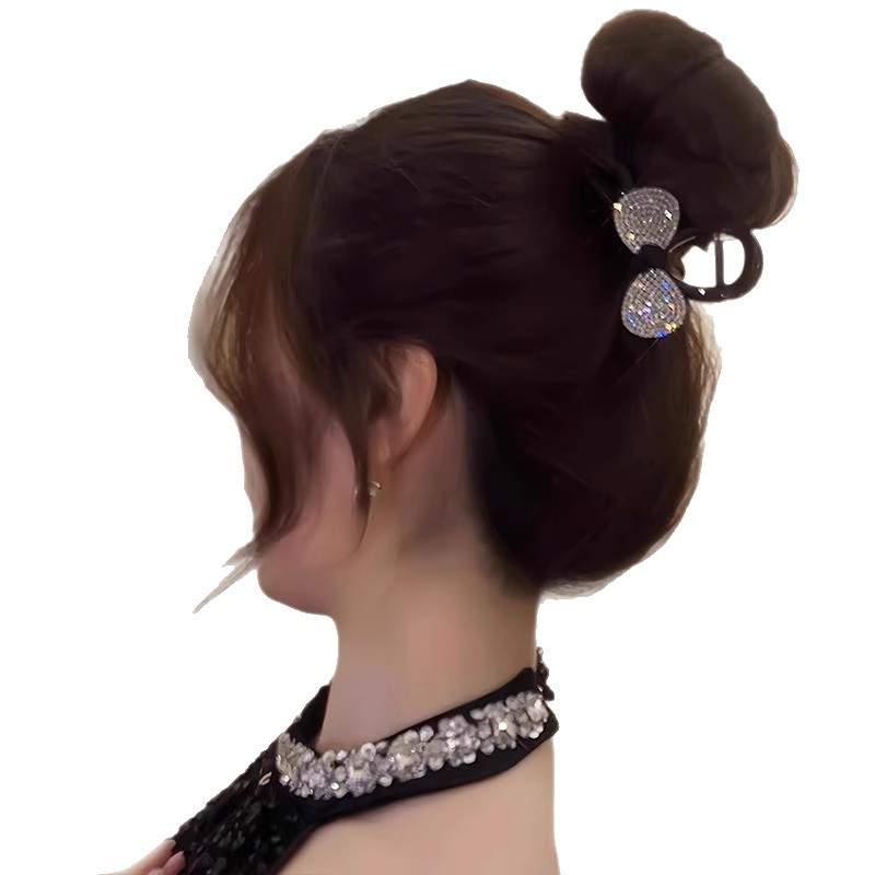 Capacious crab pin with bow