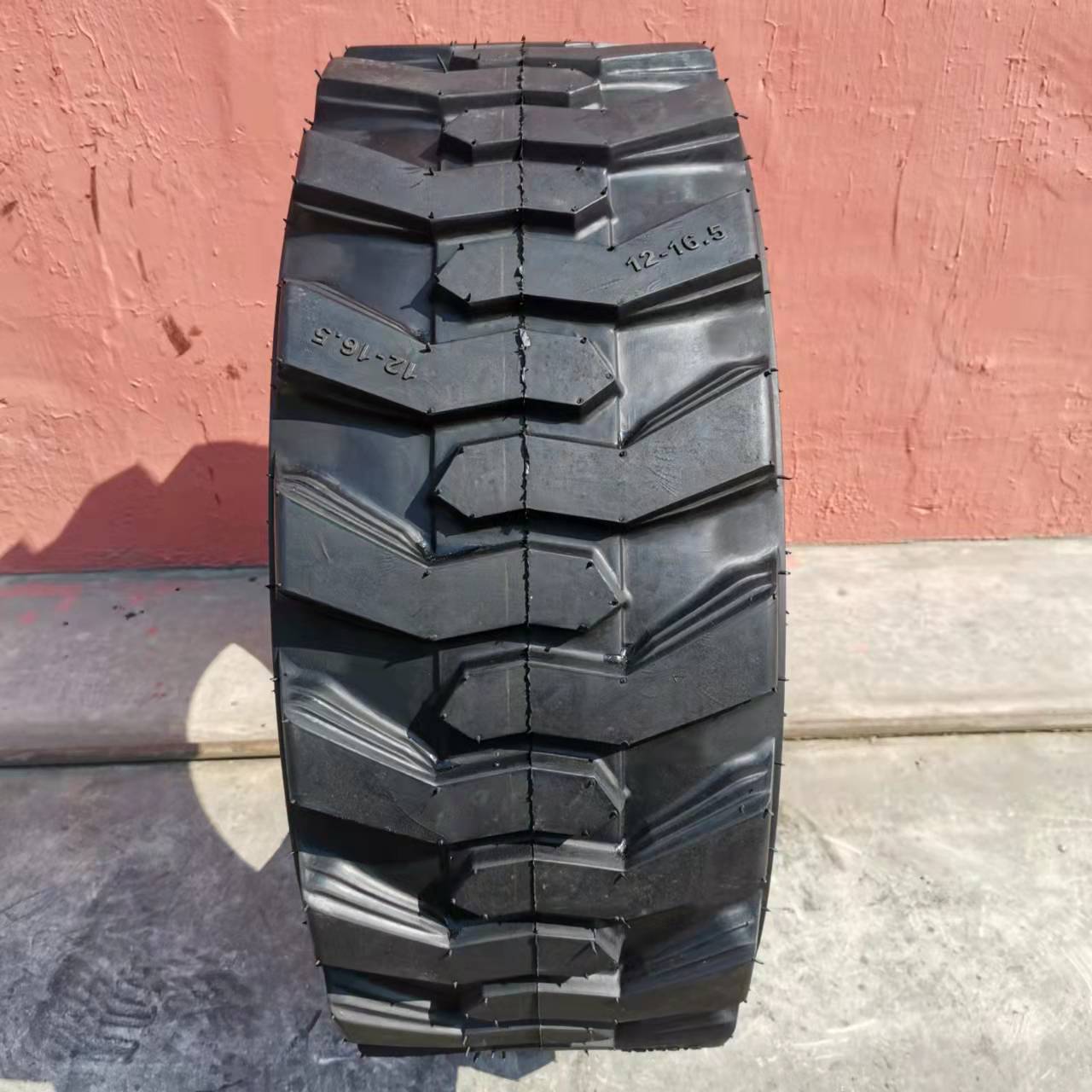 现货供应12-16.5 15-19.5 14-17.5 R-4尼龙胎 滑移装载机真空轮胎