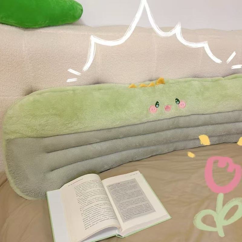 ぬいぐるみの子豚のベッドの上に柔らかいクッションがあります。|undefined