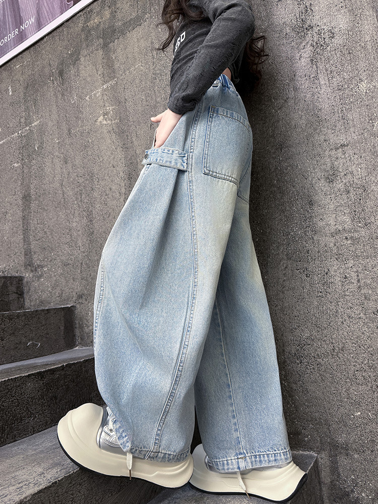 Jeans in denim effetto used per bambini con orlo grezzo e vestibilità comoda - Jeans elasticizzati in vita azzurri per bambine (3-8 anni), stile streetwear alla moda_voghion.com