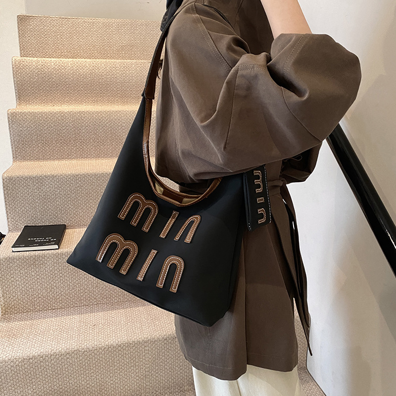 Bolso de moda de invierno de gran capacidad para mujeres 2024, nuevo nicho de diseño, bolso de hombro para estudiantes universitarios