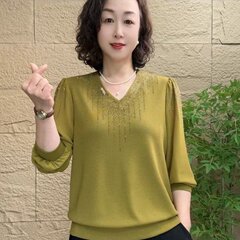 お母さんのために春の新型ファッションvネックのホットドリルの底のシャツのゆったりした長袖のtシャツの女性の洋気の上着を詰めます。