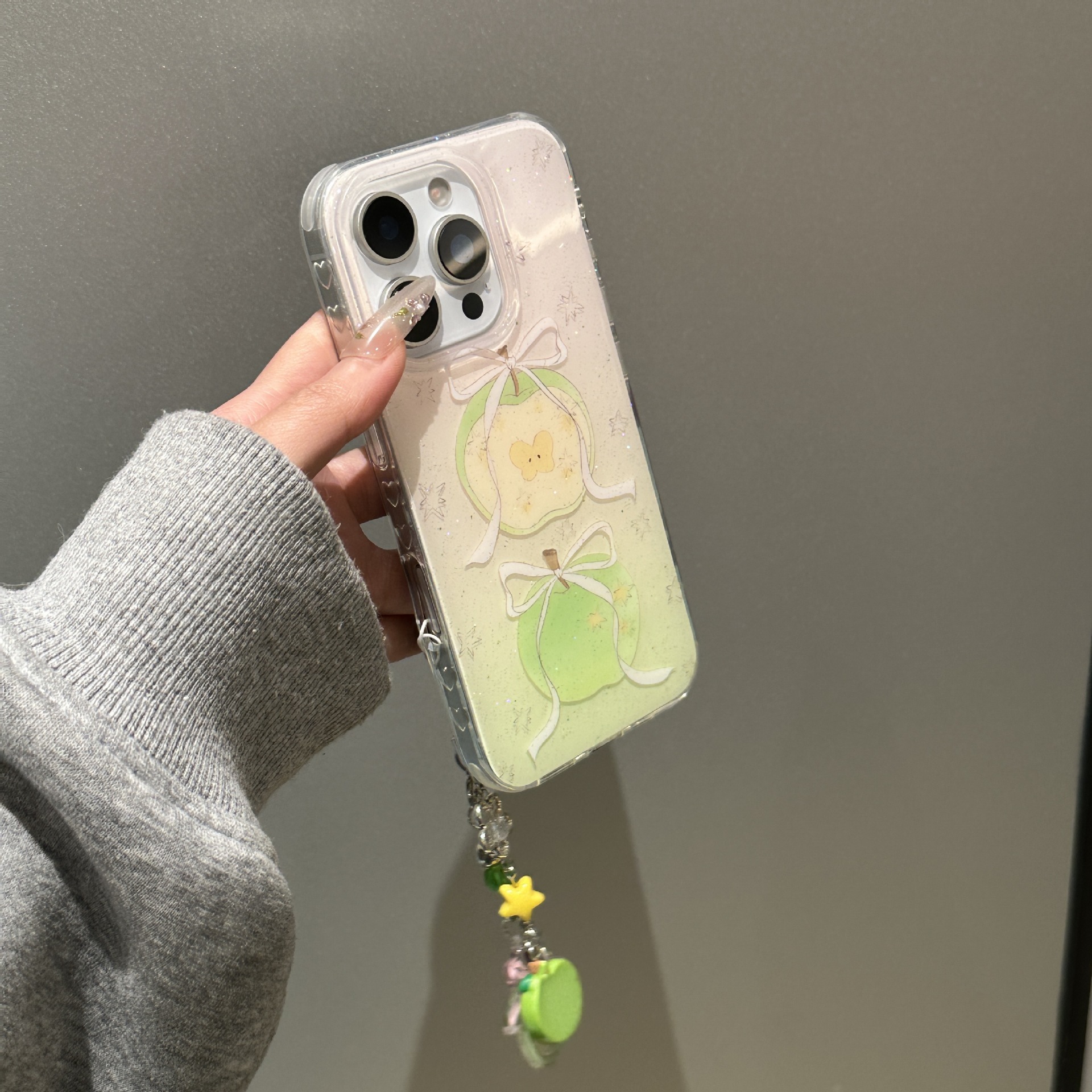Flashing Powder Bowknot Green Apple para iPhone15/16 funda para teléfono móvil 14Pro colgante 16Pro hembra 13
