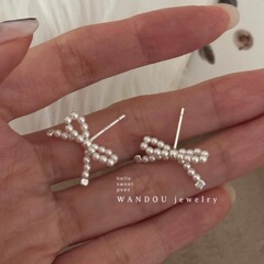純粋な手作りのビーズの純銀の真珠の蝶結びの形のピアスの女性の古いお金の風の精巧な小さい大衆の耳飾りの潮