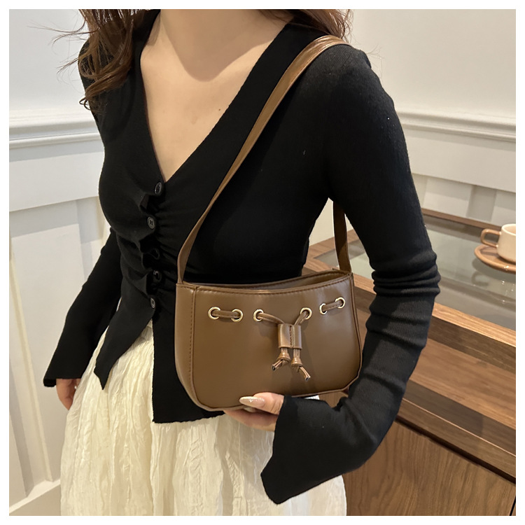 The new autumn/winter 2024 collection of women's bags features a retro and simple Korean-style underarm bag. This year, hand-held bags are in vogue, exuding a sense of sophistication undefined