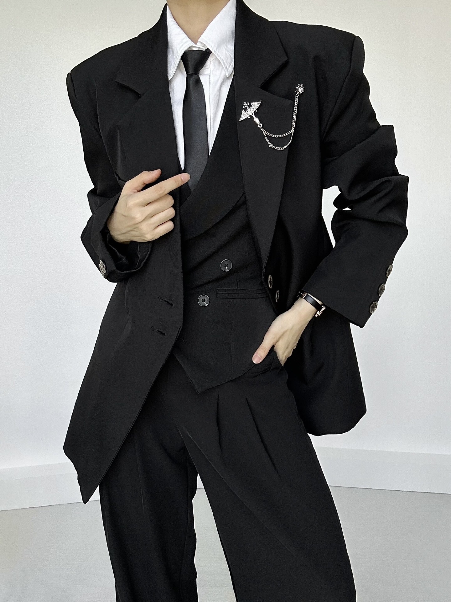 男女のカジュアルスーツはビジネスのベストを反駁します。