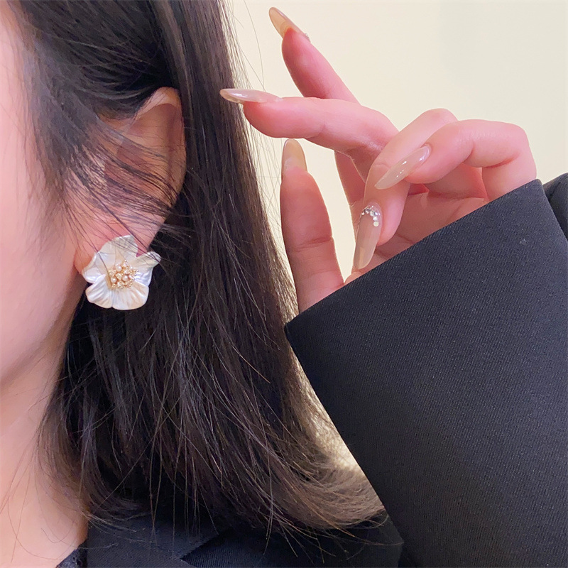 Matte white retro elegant earrings