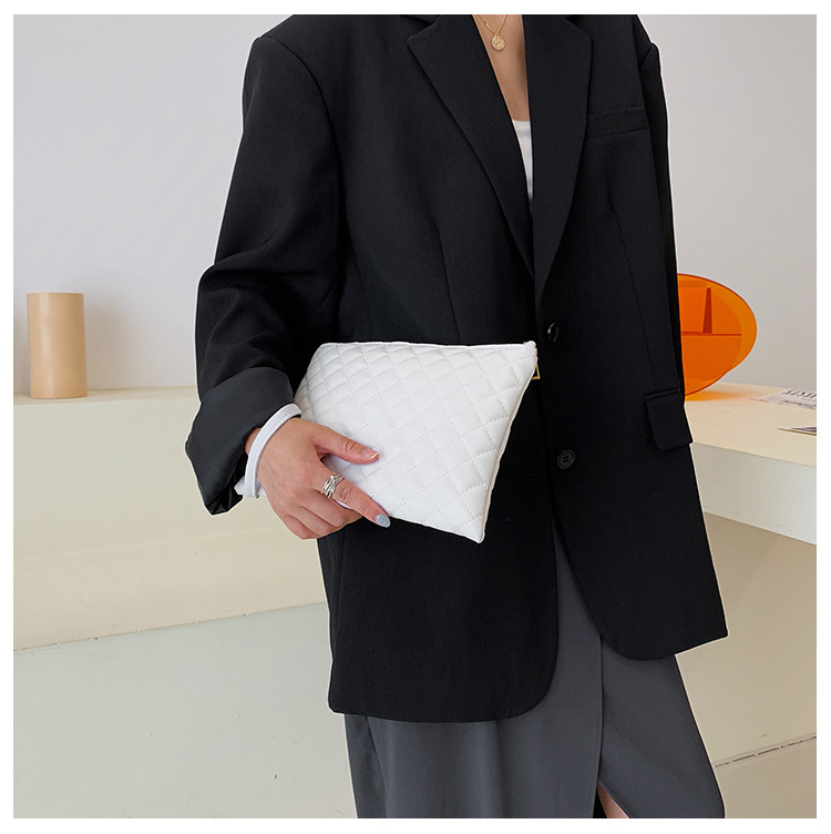 Retro Solid Color Texture Clutch Bag Simple Rhombic Soft Face Envelope Small Square Bag display picture 11