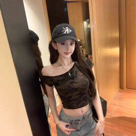 辣妹工装风迷彩斜领短袖t恤女夏季小众甜酷修身显瘦露肩上衣女ins