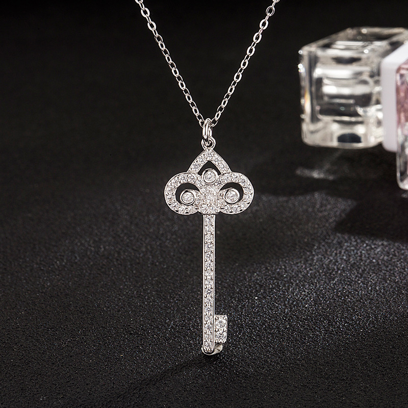 Elegant necklace for keys