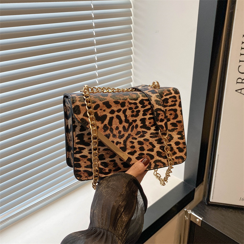 2025 primavera nuevo nicho de diseño de leopardo bolso de hombro de moda simple bolso de brazo personalidad cadena mochila
