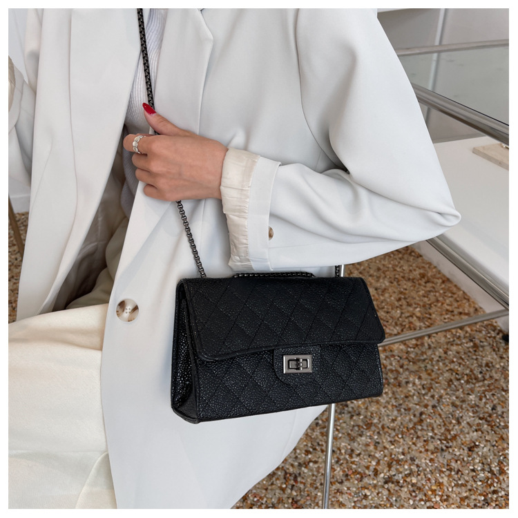 Vrouwelijk Medium Kunstleer Effen Kleur Ruit Street High Street Vierkant Flip Onderarmtas display picture 2