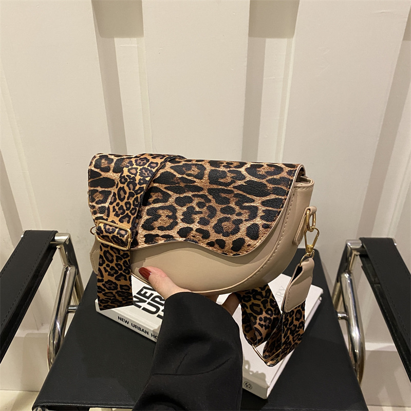 时尚半圆形包包女2024秋冬季新款洋气撞色豹纹马鞍包气质拼接女包