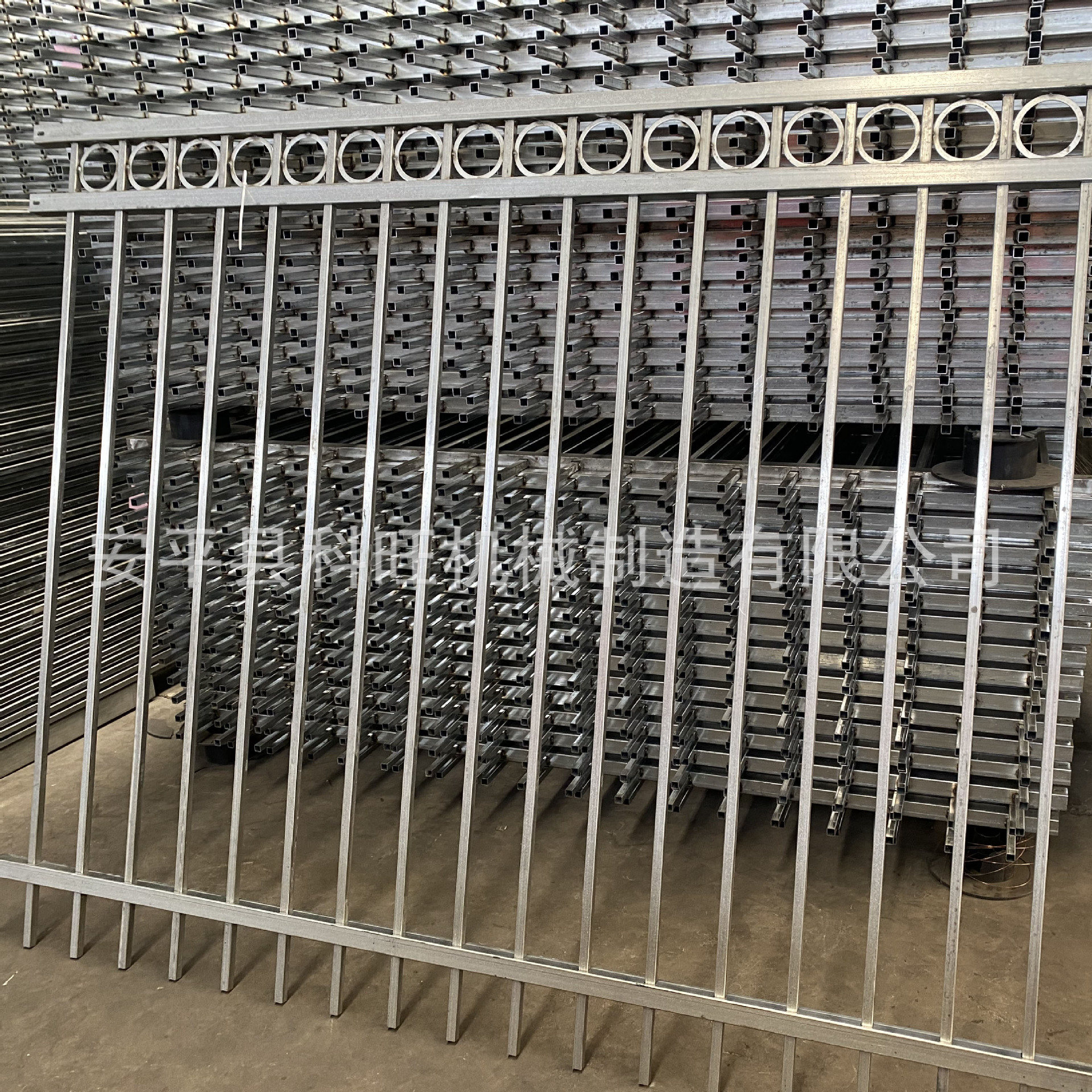 Valla de hierro forjado Valla de patio de villa Valla de aislamiento de fábrica comunitaria al aire libre Protección escolar Valla de acero de zinc