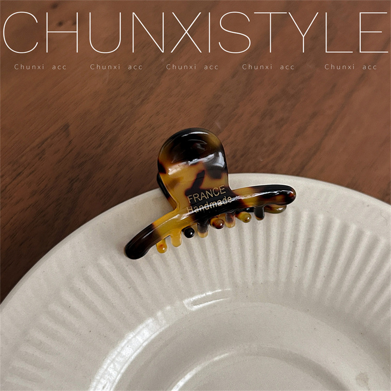 어두운 표범 무늬