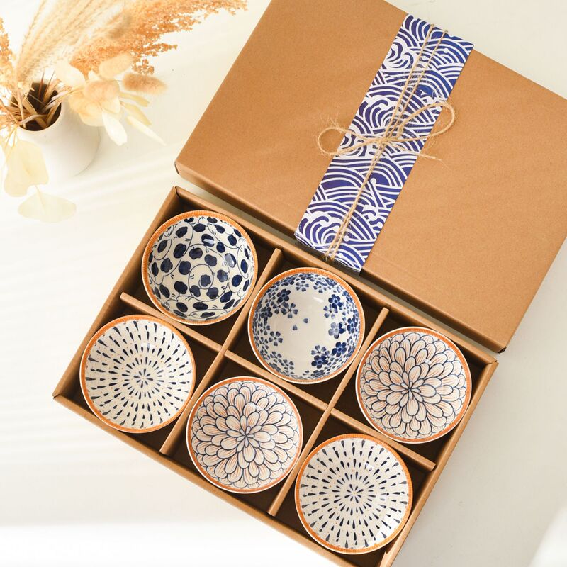 日本式の碗の陶磁器の碗の皿のセットの釉薬の下で彩りの碗の皿のセットの陶磁器の食器のギフトボックスのビジネス会は贈り物を売ります。|undefined