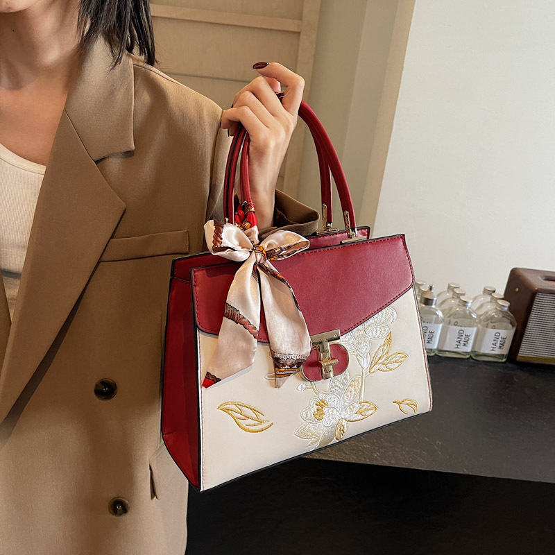 Light Luxury Women's Handbag New Niche Design National Style Embroidered Large Capacity Tote Bag For Moms And Commuting - Thumbnail 2