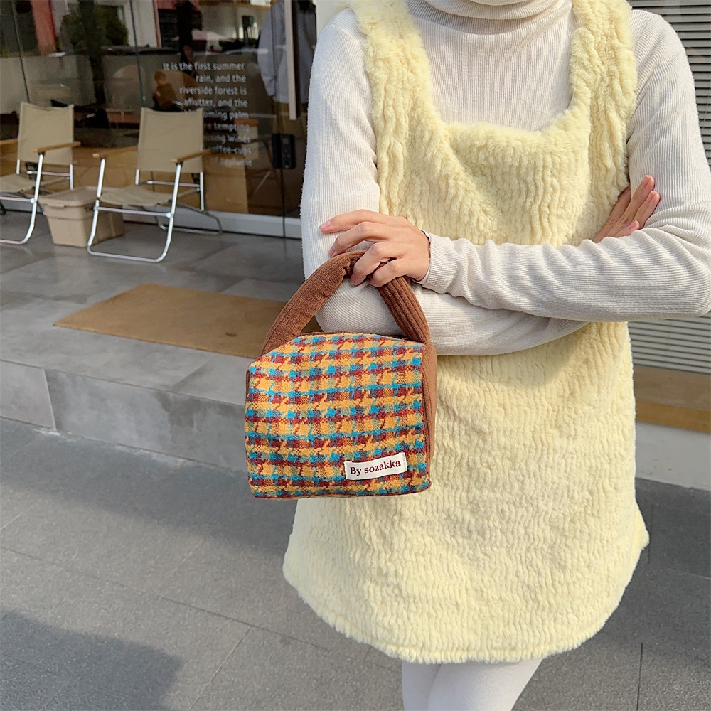 31194 Autumn and Winter new thousand-bird check woolen handbag, new hand-held bag, portable shopping hand-held bag Application Scenario