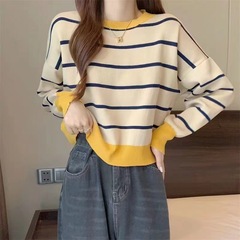 丸首のストライプの頭の短い長袖の修身ニットの底のシャツの女性の秋冬の婦人服の新型のセーターの上で乙鳥