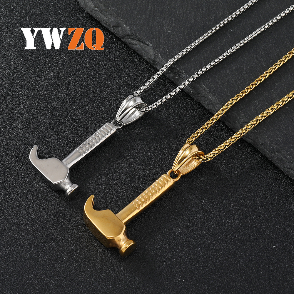 Joyería de fundición de acero inoxidable transfronteriza personalidad exagerada martillo colgante de acero de titanio collar de hombre de moda fabricante