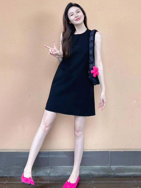 S11法式赫本风黑色连衣裙女夏季新款宽松显瘦百搭经典小黑背心裙|undefined