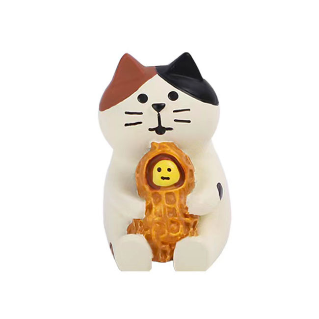 日本式の猫のイチゴのケーキのザカは食事をして桜のinsを遊びます。|undefined