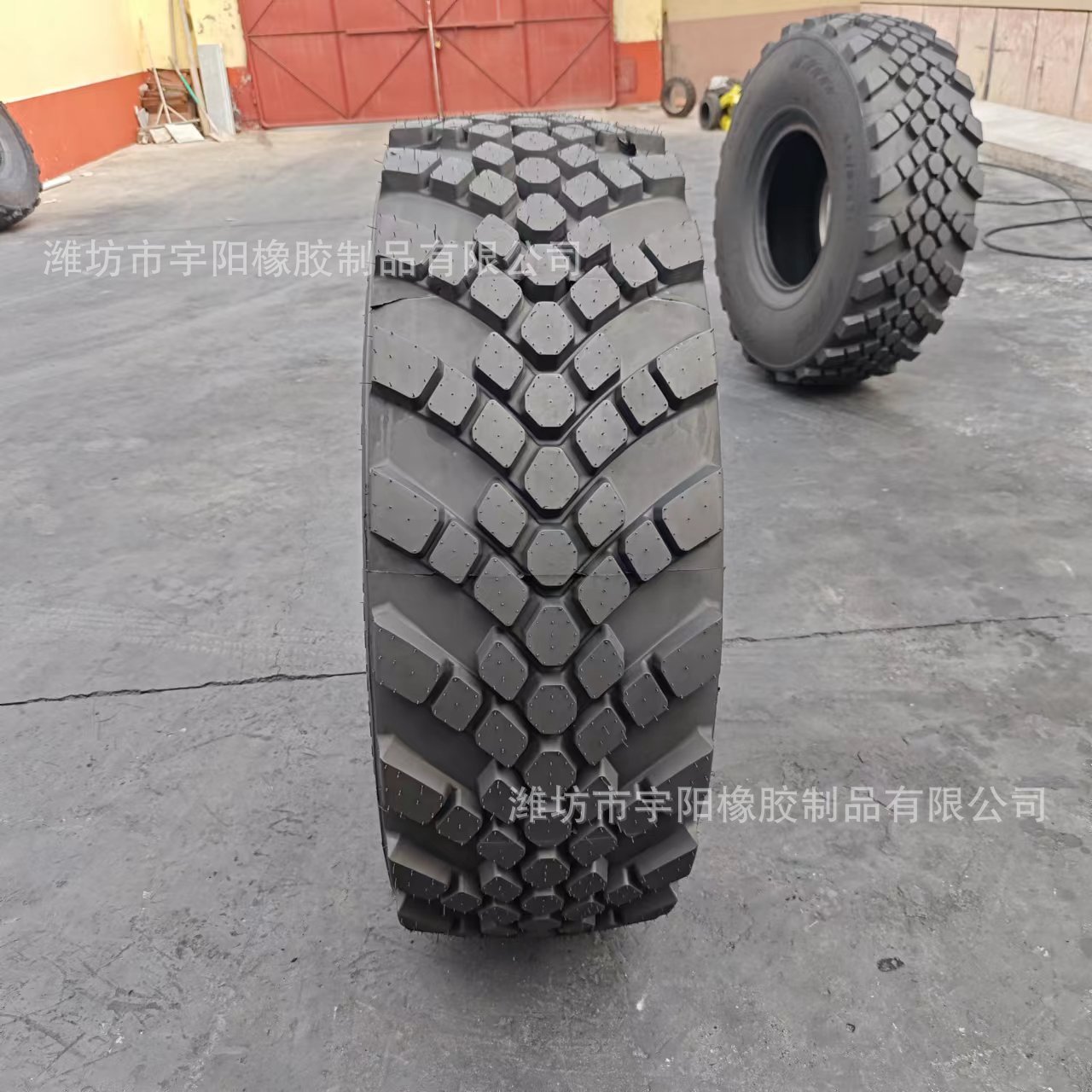 越野小方块花纹 425/85R21 卡车车型钢丝轮胎