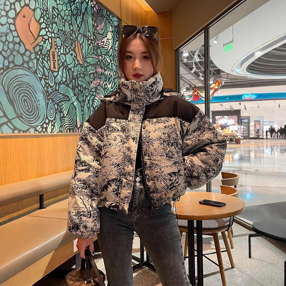 Langfristig auf Lager 2024 Winter neue 90 weiße Enten Daunen jacke Frauen kurze hohe Taille Design Sinn kleine Jacke
